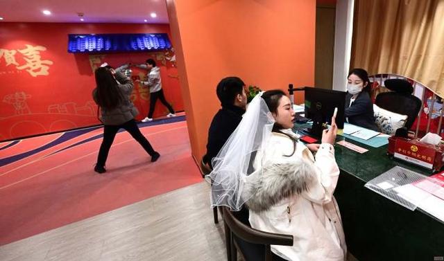 杭州：在“最有爱的一天”结婚比七夕更热闹